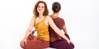 Yogakurs - vorhandenes Yogazubehör: Stühle - Darmstadt - Amara Yoga