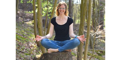 Yogakurs - Paderborn Schloß Neuhaus - Meditationsleiterin Kathrin im Haxtergrund - Kathrin Wibbing