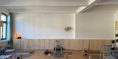 Yogakurs - Yogastil: Luna Yoga - Sachsen-Anhalt Süd - Kursraum Stuhlyoga - individuelles Yoga für jede Altersgruppe - Yoga Atelier Halle