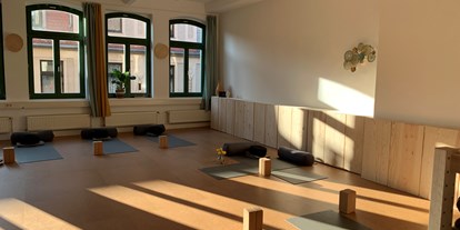 Yogakurs - Kurse für bestimmte Zielgruppen: Feminine-Yoga - Sachsen-Anhalt Süd - Entfaltung im Yogastudio - Yoga Atelier Halle