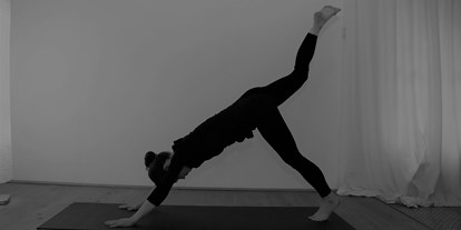 Yogakurs - spezielle Yogaangebote: Yogatherapie - Bielefeld - Hatha Yoga Adho Muka Svanasa - vom Hund bis Anjaneyasana - Yoga Nidra