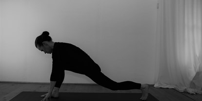 Yogakurs - spezielle Yogaangebote: Yogatherapie - Teutoburger Wald - ... im Flow vom herabschauenden Hund bis Anjaneyasana - Yoga Nidra