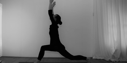Yogakurs - vorhandenes Yogazubehör: Yogablöcke - Bielefeld - Anjaneyasana - Yoga Nidra