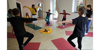 Yogakurs - Kurse für bestimmte Zielgruppen: Yoga für Rollstuhlfahrer (mobilitätseingeschränkte Menschen) - Bayern - Kinder Yoga - Yogagarten / Yogaschule Penzberg Bernhard und Christine Götzl