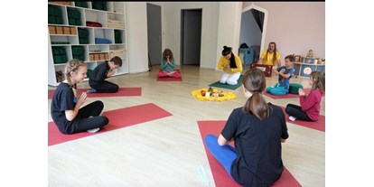 Yogakurs - vorhandenes Yogazubehör: Meditationshocker - Oberbayern - Yogagarten / Yogaschule Penzberg Bernhard und Christine Götzl