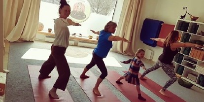 Yogakurs - Ambiente: Kleine Räumlichkeiten - Penzberg - Yoga kennt kein Alter!
4 Generationen üben Yoga  - Yogagarten / Yogaschule Penzberg Bernhard und Christine Götzl