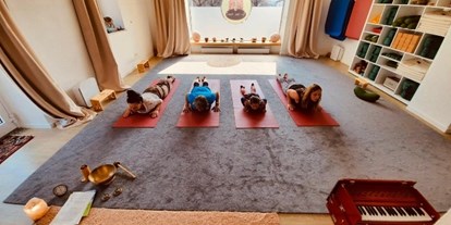 Yogakurs - Kurse für bestimmte Zielgruppen: Kurse für Jugendliche - Penzberg - Yoga kennt kein Alter!
4 Generationen üben Yoga  - Yogagarten / Yogaschule Penzberg Bernhard und Christine Götzl