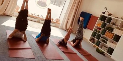 Yogakurs - spezielle Yogaangebote: Satsang - Oberbayern - Yoga kennt kein Alter!
4 Generationen üben Yoga  - Yogagarten / Yogaschule Penzberg Bernhard und Christine Götzl