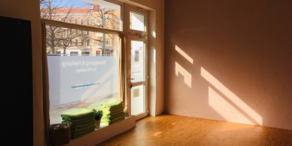 Yogakurs - vorhandenes Yogazubehör: Decken - Berlin-Stadt Bezirk Pankow - Studio 108 Judith Mateffy