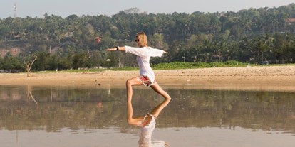 Yogakurs - Weitere Angebote: Retreats/ Yoga Reisen - Region Bodensee - Virabhadrasana, der Name der Asana, ist Sanskrit. „Bhadra“ bedeutet „großartig“, „Vira“ lässt sich mit „Held“ übersetzen. Wer aber war dieser großartige Held, nach dem eine der wichtigsten Yogaübungen benannt ist? Virabhadra war ein Sohn von Shiva. Im Yoga symbolisiert Virabhadra eine gesegnete Person mit großer Kraft. Die Asana soll dein Selbstbewusstsein steigern und dich mutig werden lassen. - Karin Hutter