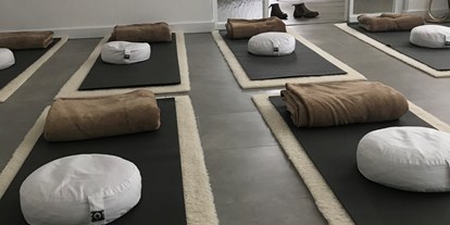 Yogakurs - Mitglied im Yoga-Verband: DeGIT (Deutsche Gesellschaft für Yogatherapie) - KYC innen  - Susanne Spottke, Kleines Yogahaus Cronenberg