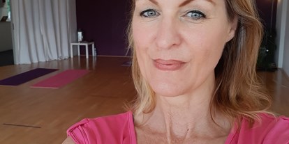 Yogakurs - vorhandenes Yogazubehör: Stühle - Hagen im Bremischen - Anja Naima Wilke