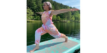 Yogakurs - Erreichbarkeit: gut mit dem Auto - SUP-Yoga "Heldin" - Yogalehrer/innen-Ausbildung im Mosaiksystem Marion Grimm-Rautenberg (c) - MediYogaSchule (c)