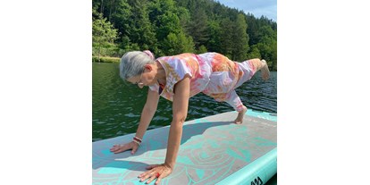 Yogakurs - Unterbringung: Externe Unterkunft - Deutschland - SUP-Yoga "Planke" - Yogalehrer/innen-Ausbildung im Mosaiksystem Marion Grimm-Rautenberg (c) - MediYogaSchule (c)