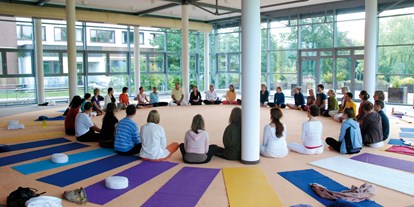 Yogakurs - vorhandenes Yogazubehör: Yogamatten - Yogalehrer*in Ausbildung 4-Wochen intensiv