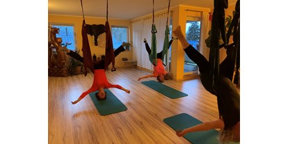 Yogakurs - vorhandenes Yogazubehör: Yogamatten - Brandenburg Nord - Aerial Yoga 
Den Alltag loslassen und einfach schweben  - Margarita