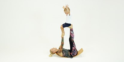 Yogakurs - Yogastil: Yin Yoga - Eltern-Kind-Yoga auf das.Brett - Entwicklungsschritt Nicole Stammnitz