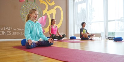 Yogakurs - Yogastil: Power-Yoga - Region Schwaben - Yoga für Kids und Jugendliche - Pink Power