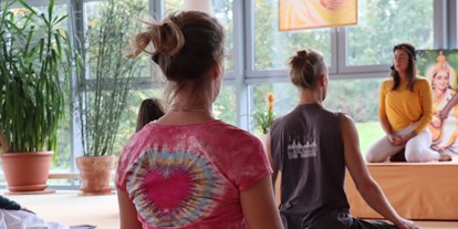 Yogakurs - Vermittelte Yogawege: Karma Yoga (Yoga der Handlung) - 3-Jahres Yogalehrer/in Ausbildung