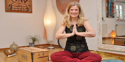Yogakurs - vorhandenes Yogazubehör: Yogamatten - Ruhrgebiet - Yogalehrerin Astrid Klatt, als Lachyogalehrerin als Astrid Wunder bekannt - Astrid Klatt
