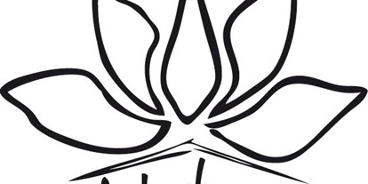 Yogakurs - vorhandenes Yogazubehör: Stühle - Region Schwaben - Logo Lotusherz - Lotusherz
