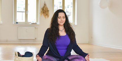 Yogakurs - geeignet für: Dickere Menschen - Hamburg-Stadt Eilbek - Alina Zach Yogalina yoga medtation - Yogalina