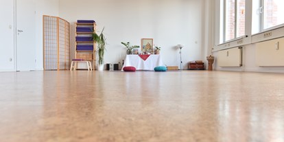 Yogakurs - vorhandenes Yogazubehör: Sitz- / Meditationskissen - Hamburg-Stadt Eppendorf - Lakshmi Raum - Yoga Vidya Hamburg e.V.