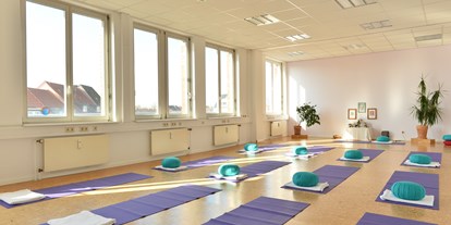 Yogakurs - vorhandenes Yogazubehör: Yogamatten - Hamburg - Krishna Raum  - Yoga Vidya Hamburg e.V.