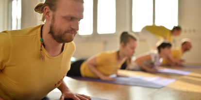 Yogakurs - Mitglied im Yoga-Verband: BYV (Der Berufsverband der Yoga Vidya Lehrer/innen) - Hamburg - Yogastunde - Yoga Vidya Hamburg e.V.