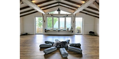 Yogakurs - spezielle Yogaangebote: Yogatherapie - Yin Yoga, sowie Entspannungskurse - & Workshops - ZeitRaum im Norden