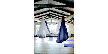 Yogakurs - Yogastil: Restoratives Yoga - Binnenland - Aerial Yin Yoga Kurse & Workshops für Erwachsene & Kinder  - ZeitRaum im Norden