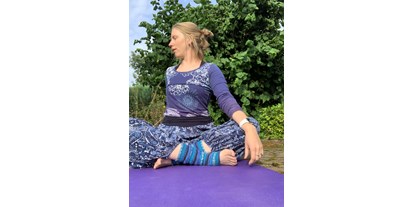 Yogakurs - Yoga-Videos - Bad Lippspringe - Yoga draußen Sommer 2021  - Yoga By Karo - Karoline Borth