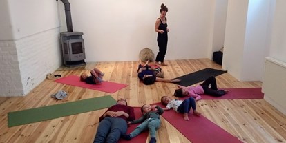 Yogakurs - vorhandenes Yogazubehör: Yogablöcke - Wien-Stadt Floridsdorf - kids yoga relaxation - Yogaji Studio
