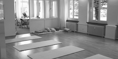 Yogakurs - vorhandenes Yogazubehör: Sitz- / Meditationskissen - Düsseldorf Stadtbezirk 1 - weltenRaum Seminarraum - weltenRaum