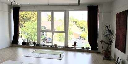 Yogakurs - Weitere Angebote: Workshops - Köln, Bonn, Eifel ... - Schöner heller Raum mit gemütlicher Atmosphäre. Vorhanden sind Matten, Decken, Klötze u.v.m. In einer persönlichen Atmosphäre praktizieren wir gemeinsam Yoga mit anschließender Zeit für ein Gespräch bei einer Tasse Tee. Yoga und Pilates in Grevenbroich oder Umgebung. - Iris Bendick biyogafit