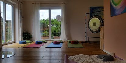 Yogakurs - spezielle Yogaangebote: Mantrasingen (Kirtan) - Köln, Bonn, Eifel ... - Yogaraum mit Gong - Pracaya | Yoga  Stresslösungen  Lebensberatung