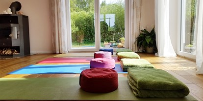 Yogakurs - Yogastil: Kundalini Yoga - Westerwald - Yogaraum mit viel Licht - Pracaya | Yoga  Stresslösungen  Lebensberatung