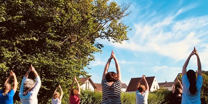 Yogakurs - vorhandenes Yogazubehör: Sitz- / Meditationskissen - Yoga im Freien - Geiselhöring 2019 - LebensManufaktur & YogaRaum