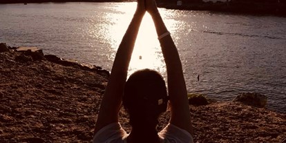 Yogakurs - vorhandenes Yogazubehör: Meditationshocker - Einzelstunde "Personal Yoga" am Abend... just for you! - LebensManufaktur & YogaRaum