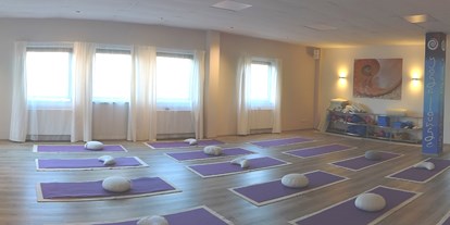 Yogakurs - Kurse mit Förderung durch Krankenkassen - Herrenberg - Unser schöner, lichtdurchfluteter Kursraum lädt zum üben und entspannen geradezu ein. 
Wir haben viele Fenster, ein schönes Ambiente, eine schönes Lichtkonzept, warme Räume ...
einfach eine wunderbare Schwingung im Raum - Yogalounge Herrenberg - Ute Kneißler
