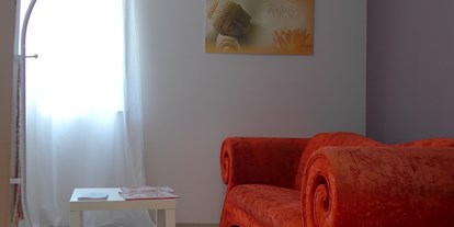 Yogakurs - Yogastil: Sivananda Yoga - Baden-Württemberg - Dies ist unser Umkleidezimmer. Mit Paravent, Sofa, ...
Wir haben außerdem eine schöne Teeküche, einen Empfang und zwei Toiletten - Yogalounge Herrenberg - Ute Kneißler