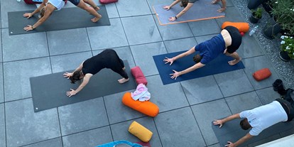 Yogakurs - vorhandenes Yogazubehör: Yogagurte - Nordrhein-Westfalen - Sommer-Yoga im Freien - dvividhaYoga