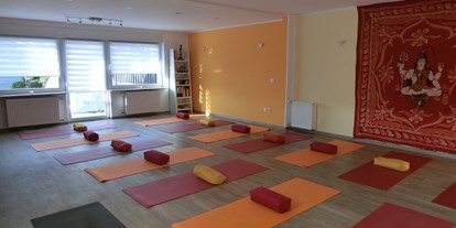Yogakurs - vorhandenes Yogazubehör: Sitz- / Meditationskissen - Niederrhein - Kursraum dvividhaYoga  - dvividhaYoga