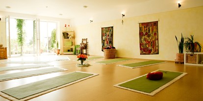 Yogakurs - Yogastil: Yoga Nidra - Westerwald - Der Raum ist mit ökologischen Baumaterialen ausgestattet (Kalkputz für ausgeglichenes, allergikerfreundliches Raumklima) und verfügt über Fußbodenheizung. Das Üben und Entpsannen auf der Matte wird dadurch besonders angenehm. - Yoga & Coaching Limburg