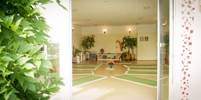 Yogakurs - Weitere Angebote: Workshops - Hessen Süd - Es gibt direkten Zugang zu einer geräumigen Naturstein-Terasse mit unverbautem Blick ins Grüne. - Yoga & Coaching Limburg