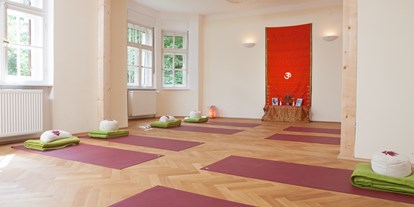Yogakurs - vorhandenes Yogazubehör: Decken - Regensburg Westenviertel - Ekamati Yogazentrum