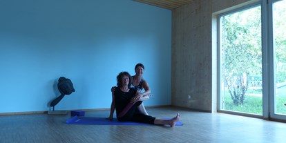 Yogakurs - Yogastil: Yin Yoga - Ingelheim am Rhein - Gerne lege ich auch einmal " Hand " an um meine Schüler die korrekte Ausrichtung spüren zu lassen.  - Yoga-fun4u