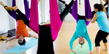 Yogakurs - Kurse für bestimmte Zielgruppen: Kurse nur für Frauen - Deutschland - Aerial Yoga ist für Anfänger und Fortgeschrittene gleichermaßen geeignet. Trage dich hier zum Newsletter ein und du bekommst alle Termine zu Kursen, Workshops, Ausbildungen und Angeboten:
http://aerial-yoga-kiel.de/   - Aerial Yoga Ausbildung mit Nicole Quast-Prell