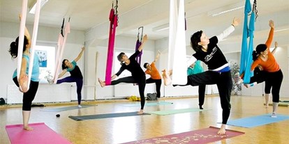 Yogakurs - Kurssprache: Deutsch - Mit Aerial Yoga kann der ganze Körper auf neue Weise gedehnt werden. Trage dich hier zum Newsletter ein und du bekommst alle Termine zu Kursen, Workshops, Ausbildungen und Angeboten:
http://aerial-yoga-kiel.de/   - Aerial Yoga Ausbildung mit Nicole Quast-Prell