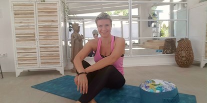 Yogakurs - Ausstattung: Umkleide - Bayern - Kurz zu mir: 
Ich bin leidenschaftliche Lehrerin für Ashtanga Yoga, Flow, Areal Yoga sowie Geburts- & Rückbildungsyoga - Yoga Parinama - Online-Yoga-Kurse & Vor Ort Kurse